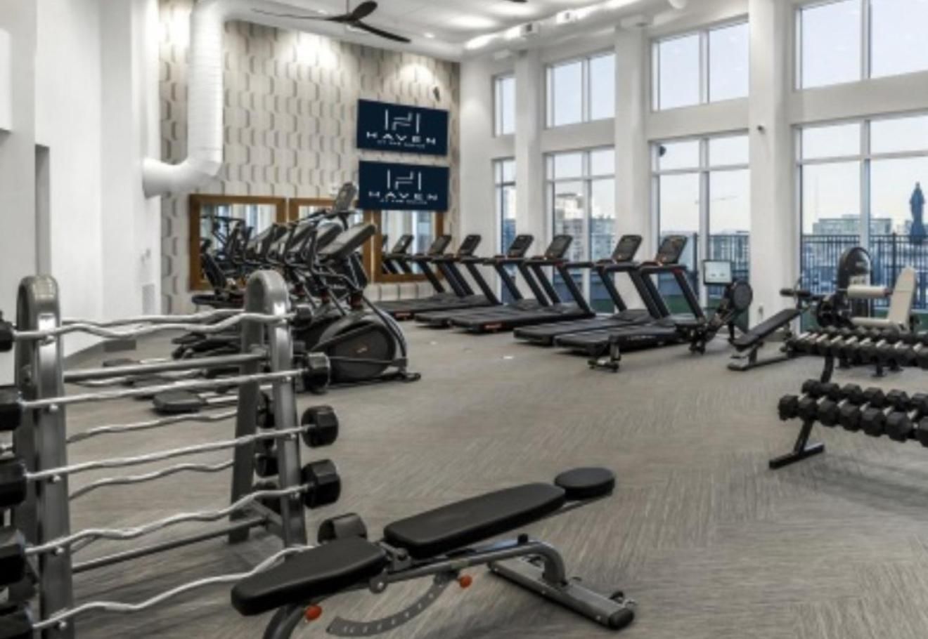 Posh Castle Pool Gym Parking Apartment Nashville