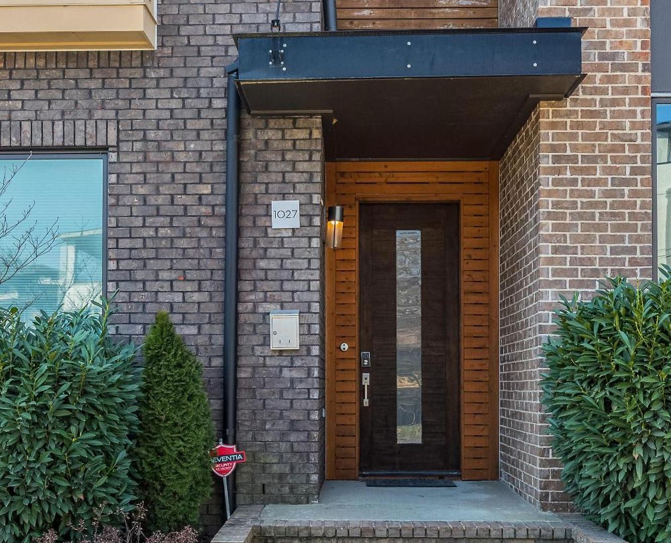 5 Mins To Belmont And Vandy, Rooftop Deck, Garage, 4 Bedroom With Rooftop And Grill, 10 Mins To Broadway, Perfect For Groups, 24 Hour Hospitality, Also Available For Long Term Holiday home