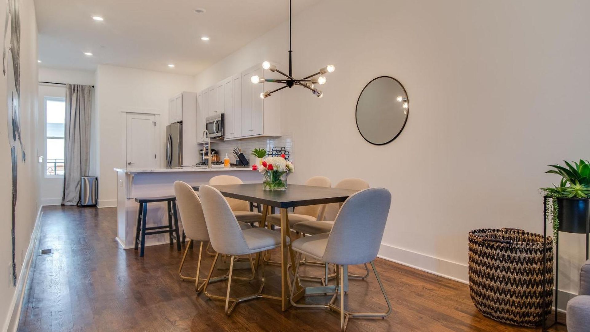 Hillsboro Village Retreat Garage Rooftop Deck Sleeps 12 Sophisticated Open Living & Gourmet Kitchen Smart Tvs Pet-friendly W Private Garage Walk To Vanderbilt Minutes To 12 South & Broadway 24 7 Hospitality *