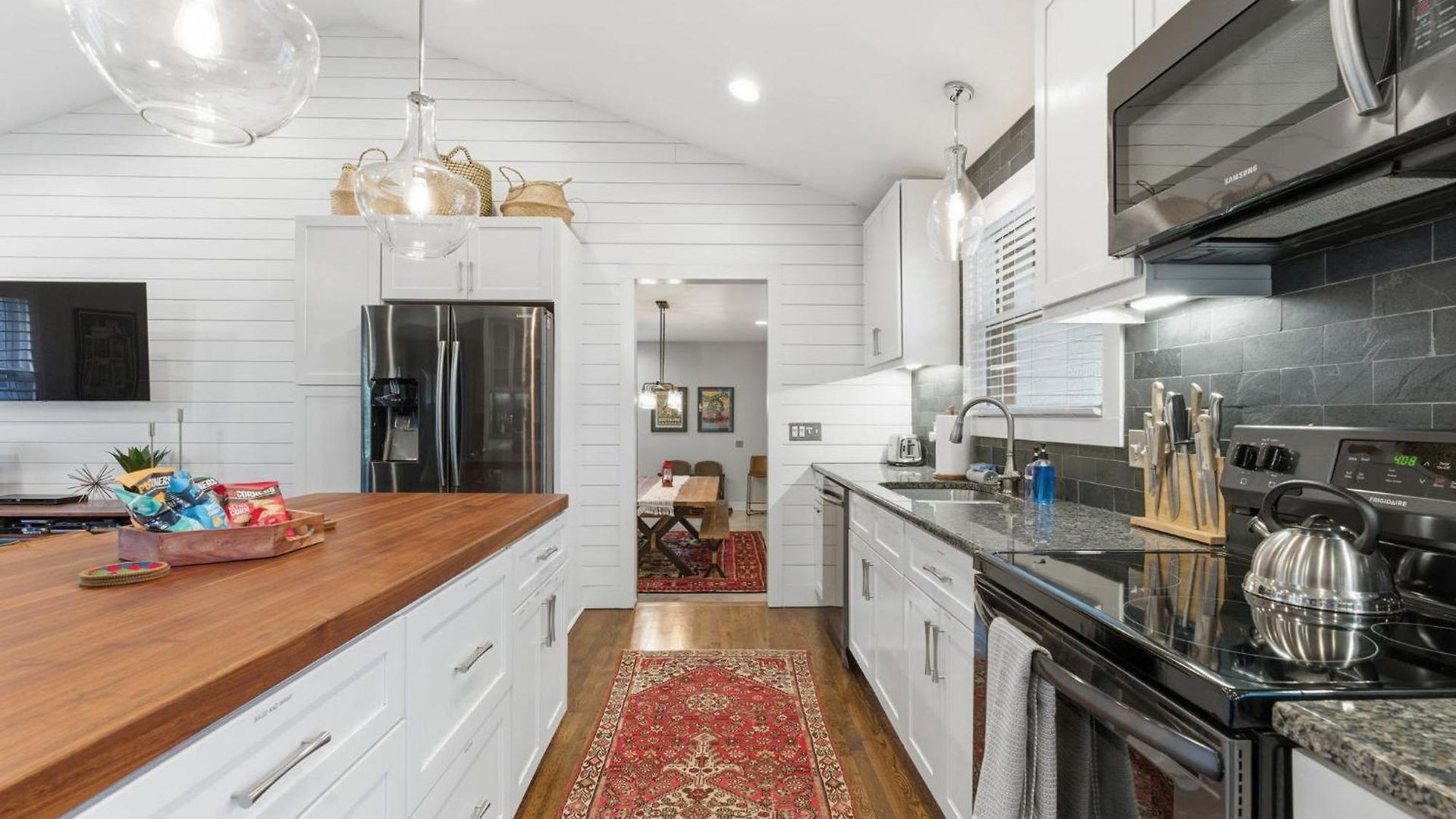 Spacious Modern Ranch 5 Miles To Downtown Holiday home *