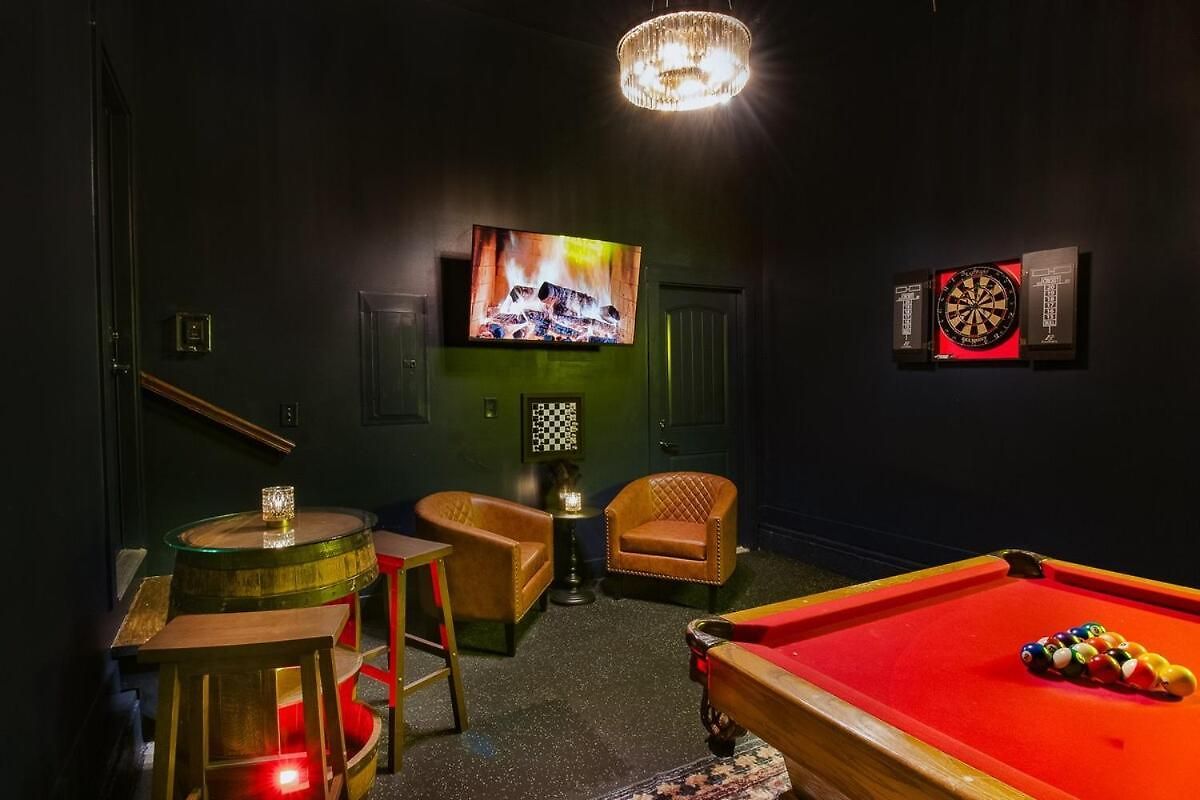 Speakeasy Game Room, Hot Tub, Fire Pit, King Bed - Close To Downtown *