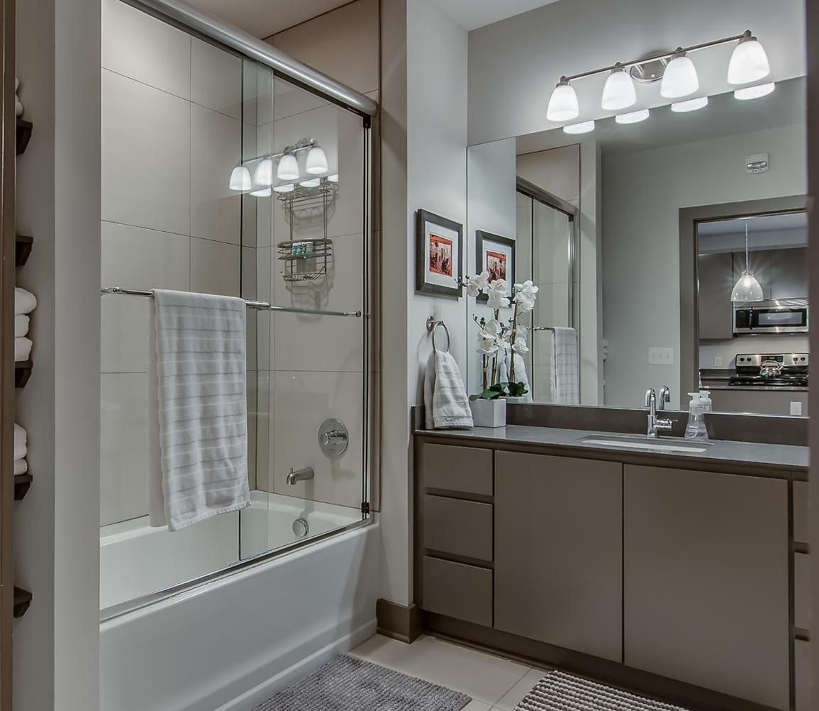 The Houston Flat - Monthly Furnished Rental! By Local