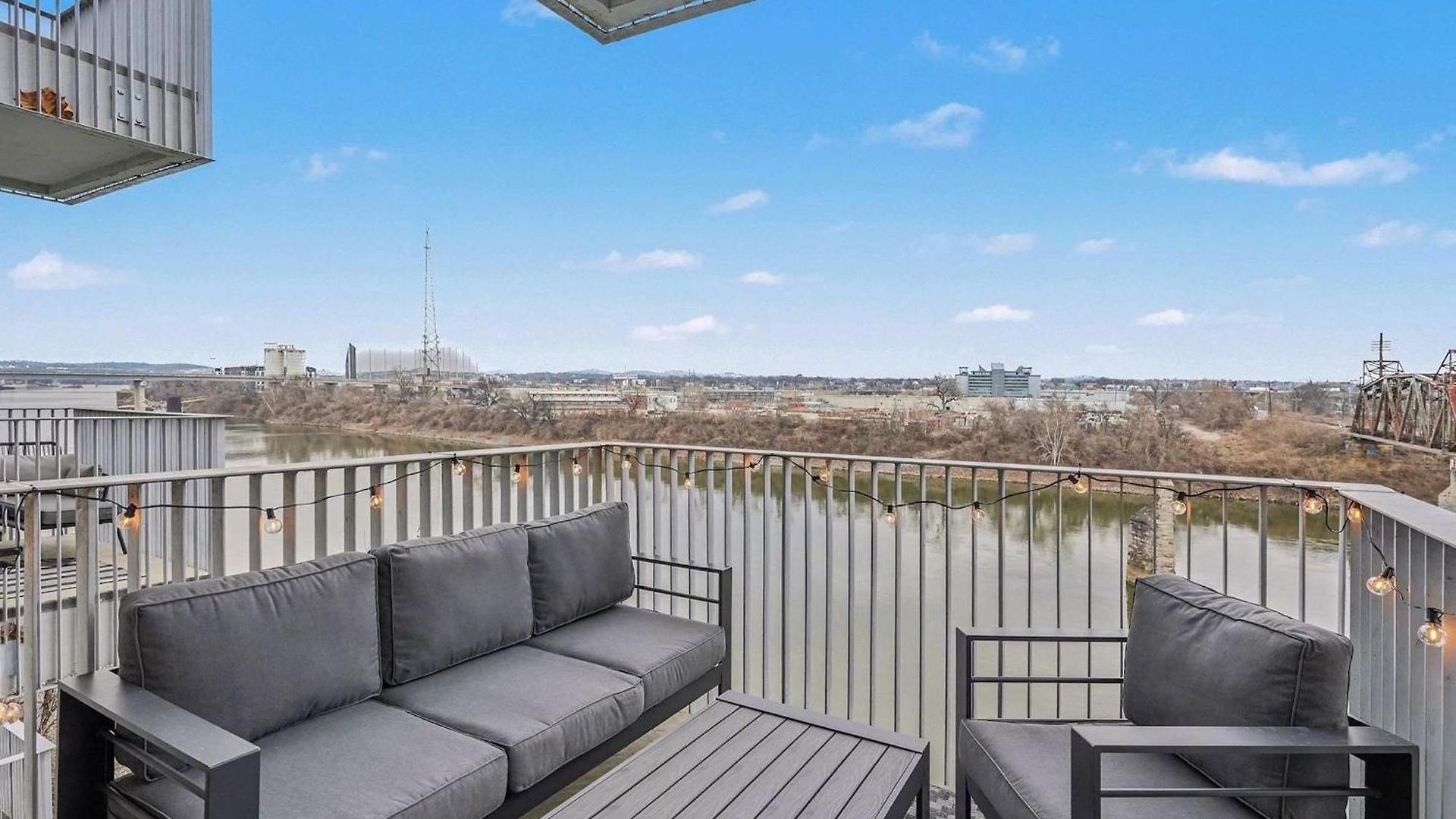 Holiday home Modern 2 Bdr W River View Balcony Walk To Dt *