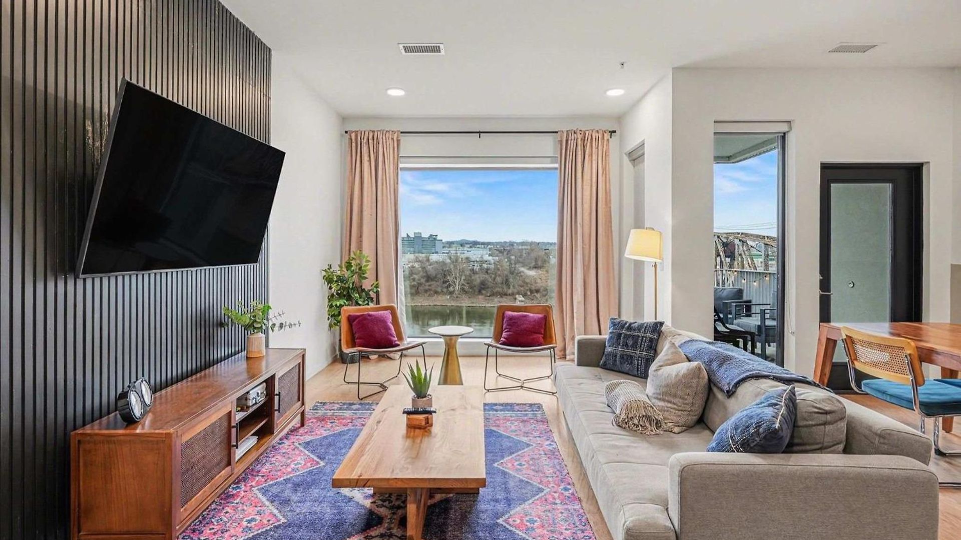Modern 2 Bdr W River View Balcony Walk To Dt Holiday home