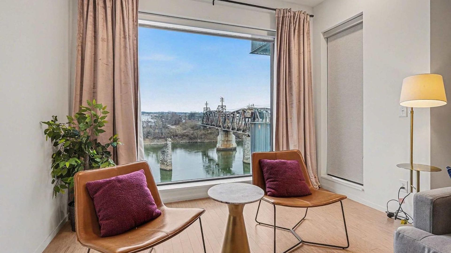 Holiday home Modern 2 Bdr W River View Balcony Walk To Dt *