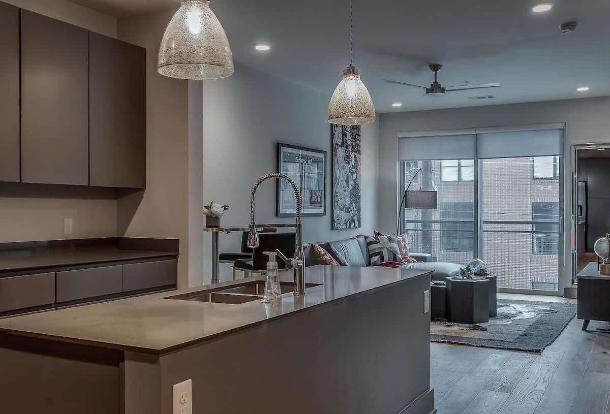 The Houston Flat - Monthly Furnished Rental! By Local Holiday home Nashville