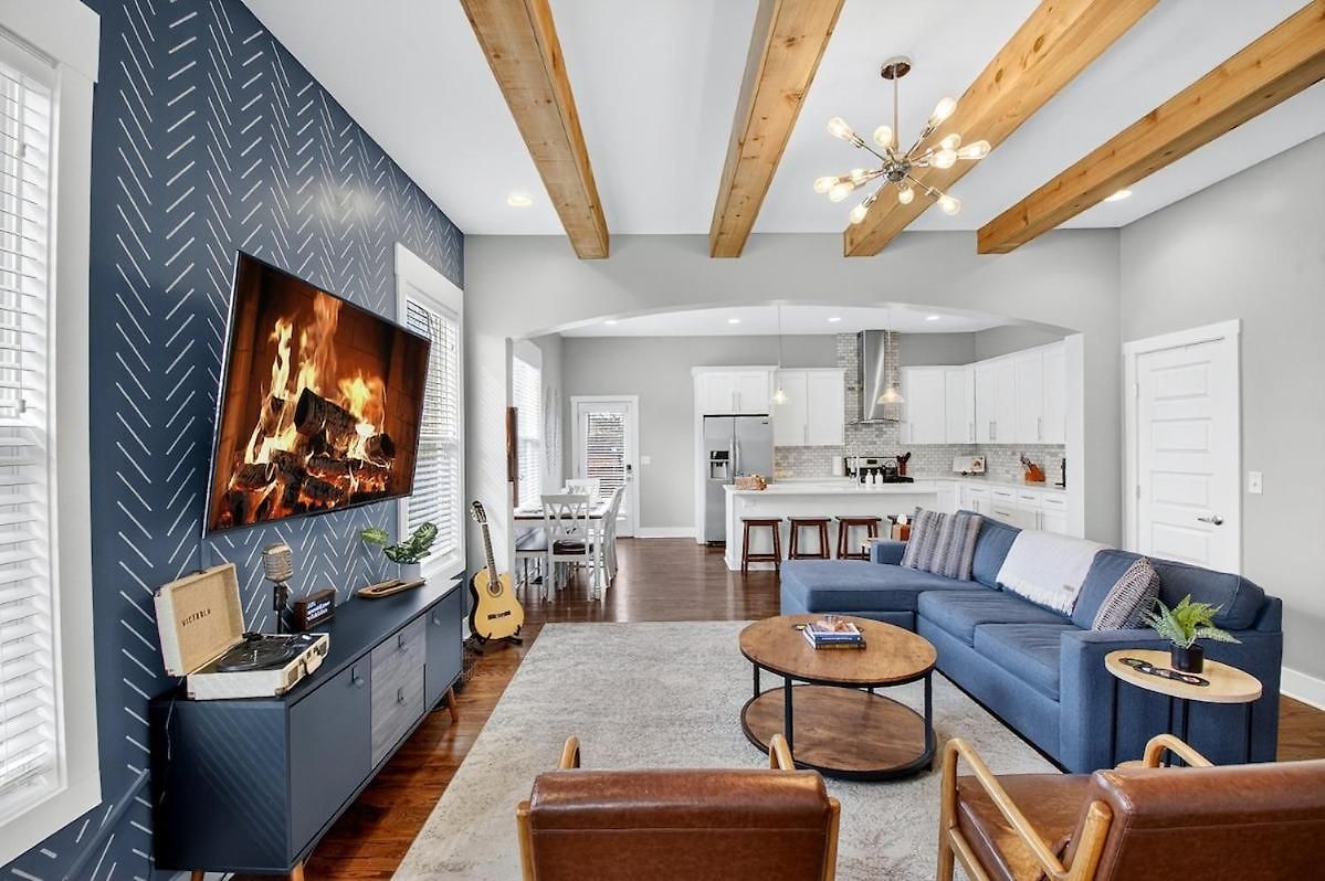 Holiday home Speakeasy Game Room, Hot Tub, Fire Pit, King Bed - Close To Downtown *