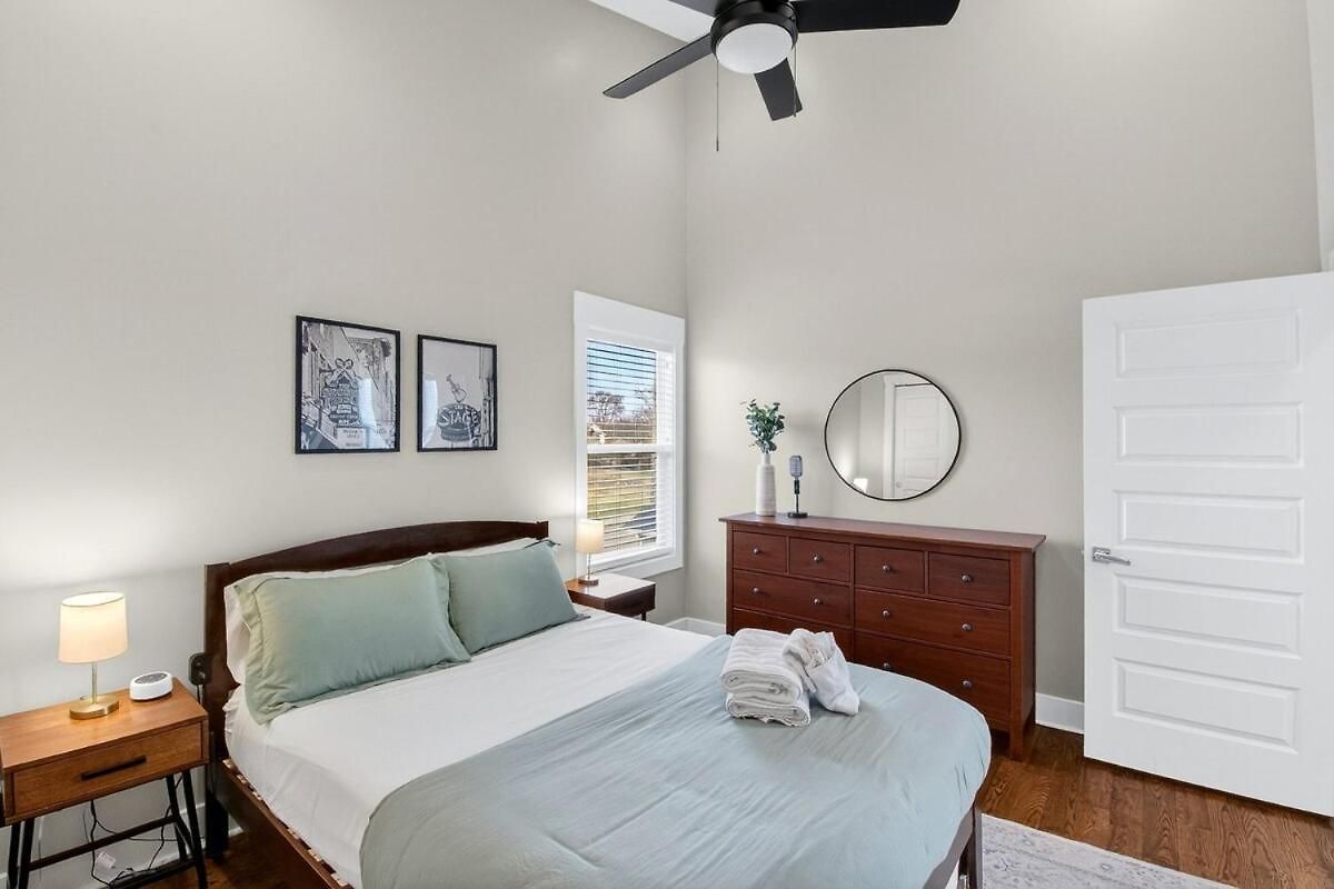 Speakeasy Game Room, Hot Tub, Fire Pit, King Bed - Close To Downtown Holiday home Nashville