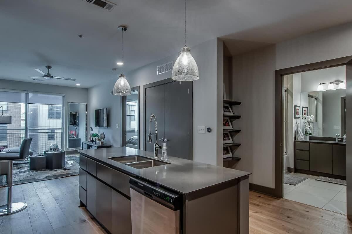 The Houston Flat - Monthly Furnished Rental! By Local Holiday home Nashville