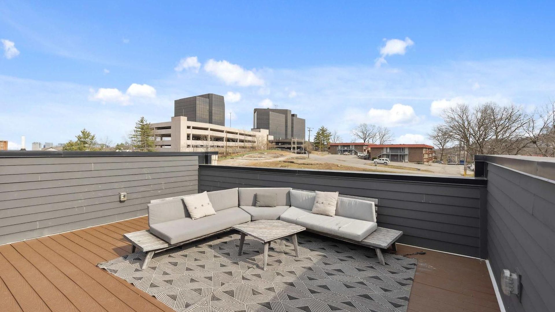 Holiday home West End Oasis-new Building & Rooftop Views