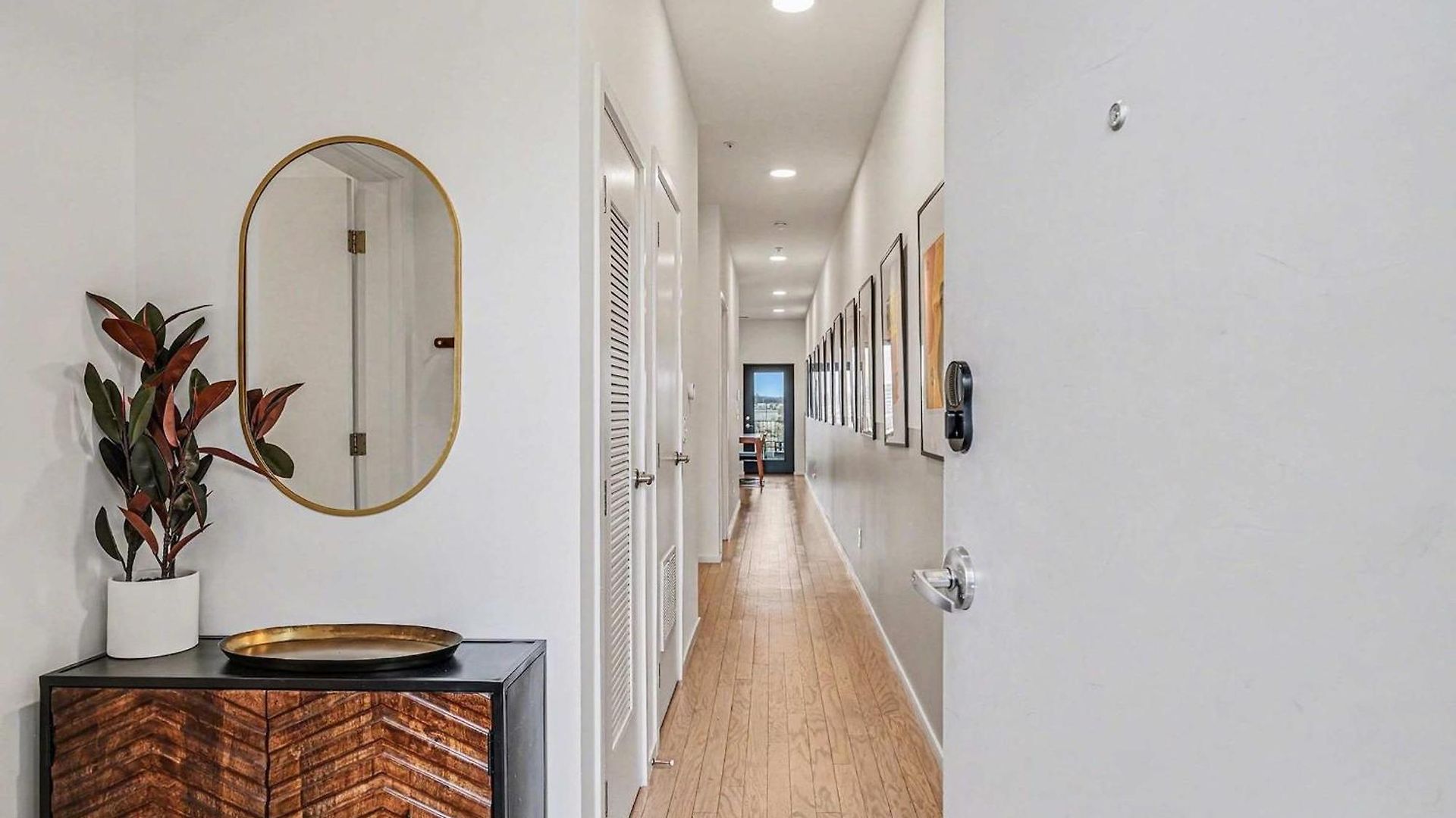 Modern 2 Bdr W River View Balcony Walk To Dt *