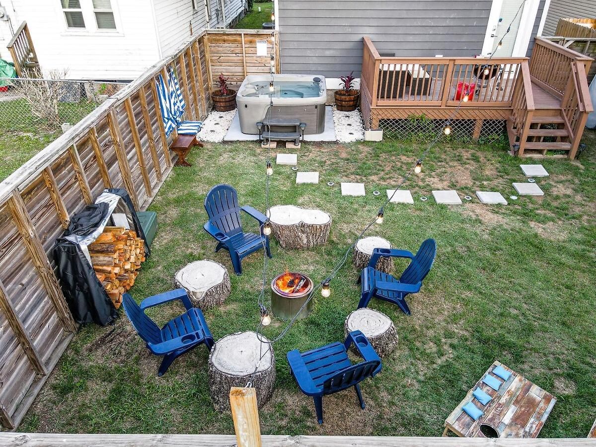 Holiday home Speakeasy Game Room, Hot Tub, Fire Pit, King Bed - Close To Downtown *
