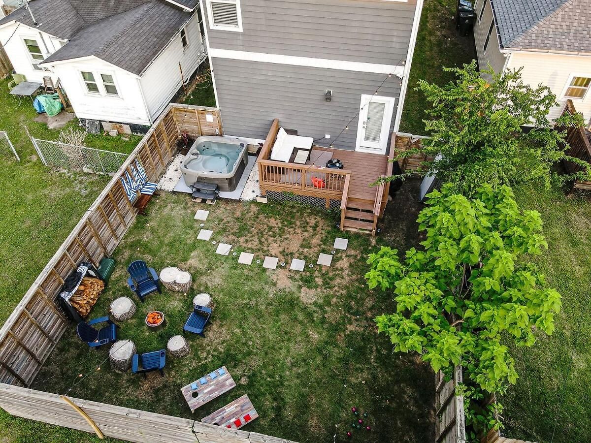 Speakeasy Game Room, Hot Tub, Fire Pit, King Bed - Close To Downtown Holiday home
