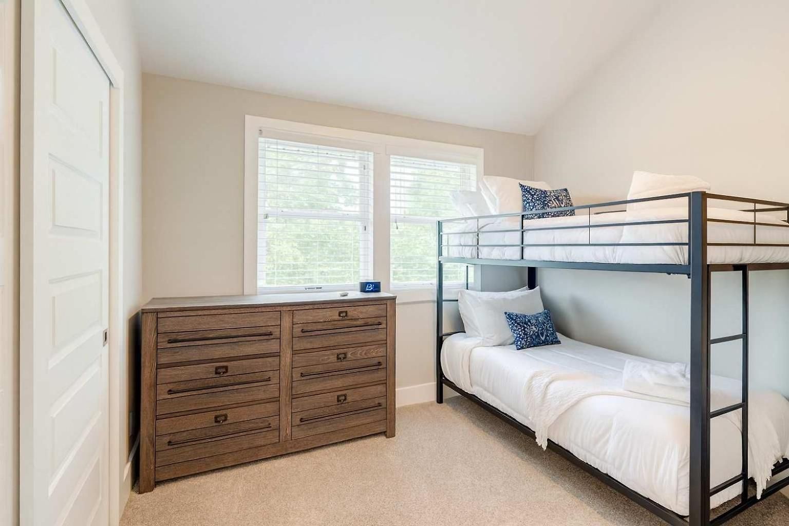 Large East With Game Sleeps 12 Holiday home Nashville
