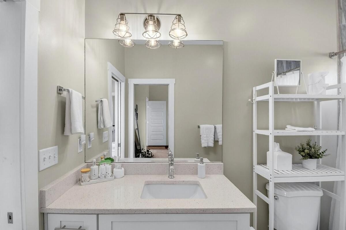 Speakeasy Game Room, Hot Tub, Fire Pit, King Bed - Close To Downtown *