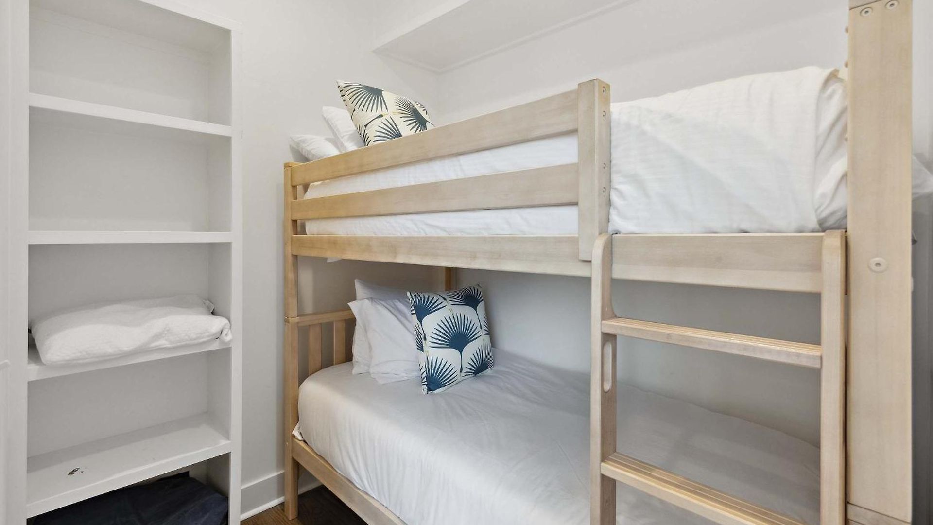 Holiday home West End Oasis-new Building & Rooftop Views *