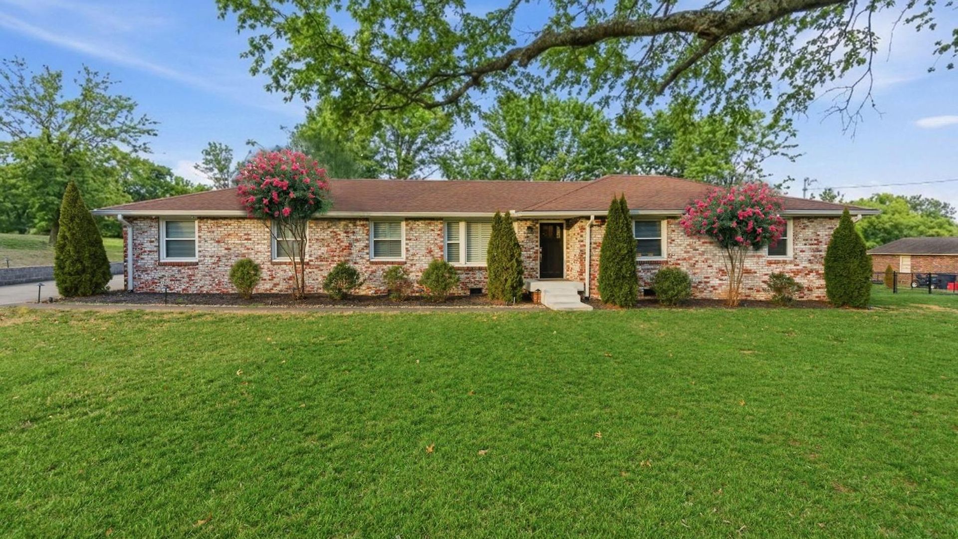 Spacious Modern Ranch 5 Miles To Downtown Holiday home *
