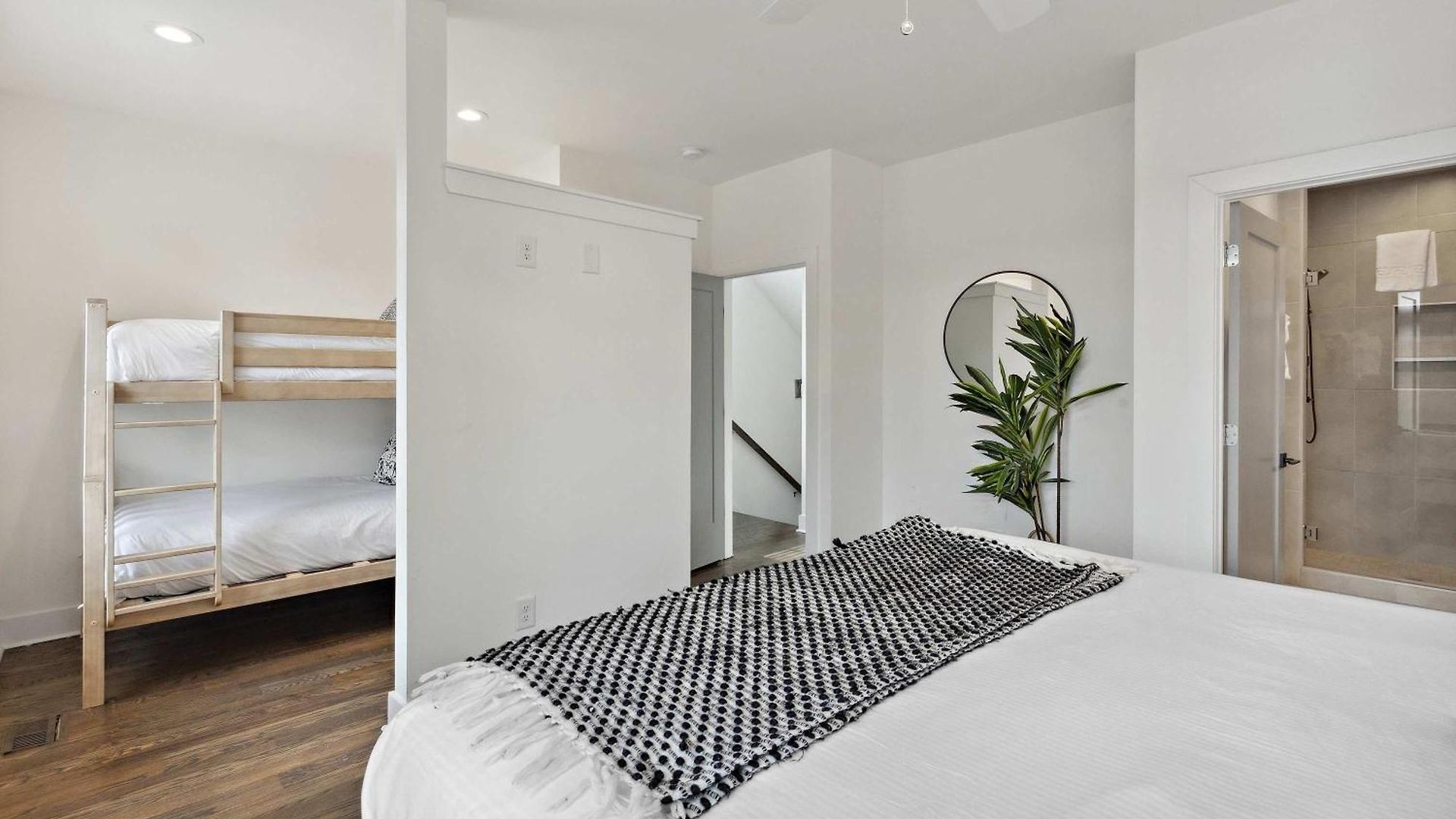 West End Oasis-new Building & Rooftop Views Holiday home Nashville
