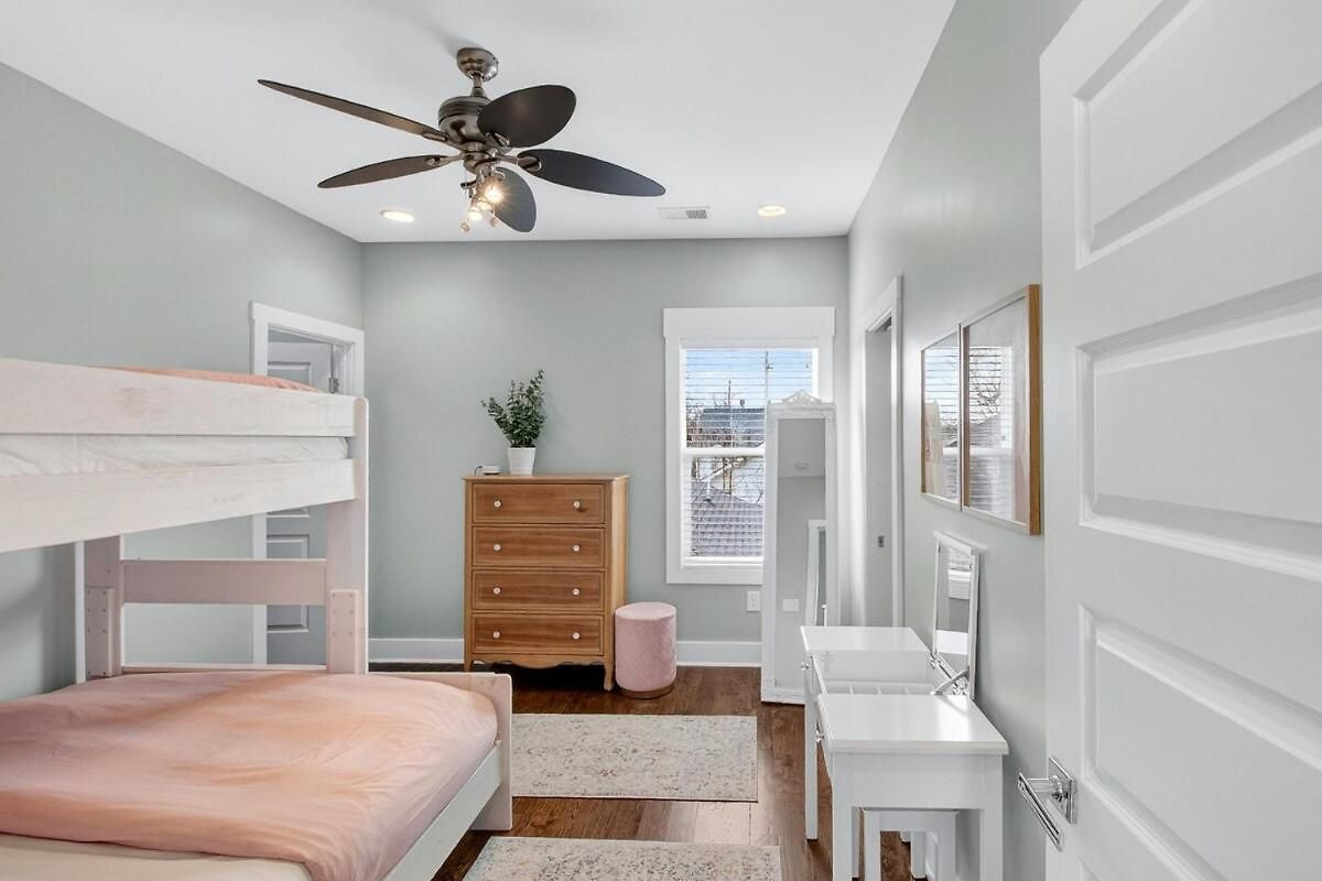 Holiday home Speakeasy Game Room, Hot Tub, Fire Pit, King Bed - Close To Downtown *