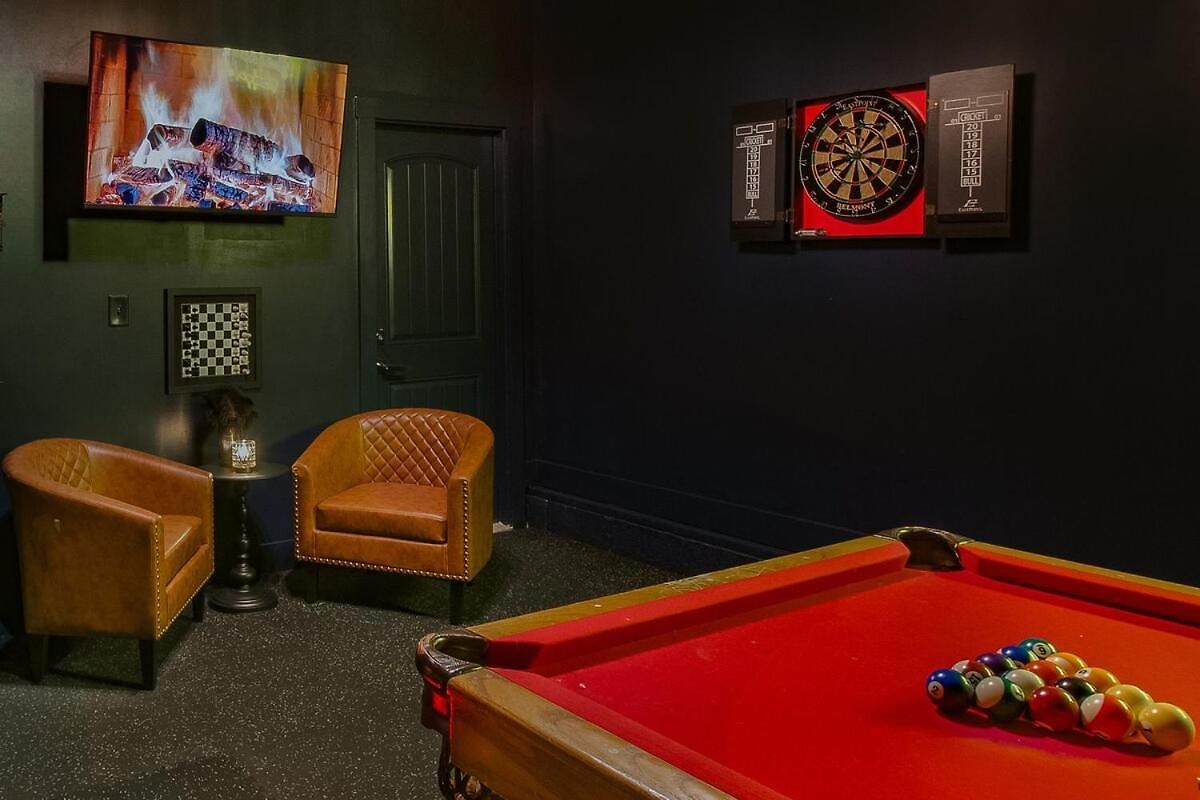 Speakeasy Game Room, Hot Tub, Fire Pit, King Bed - Close To Downtown *