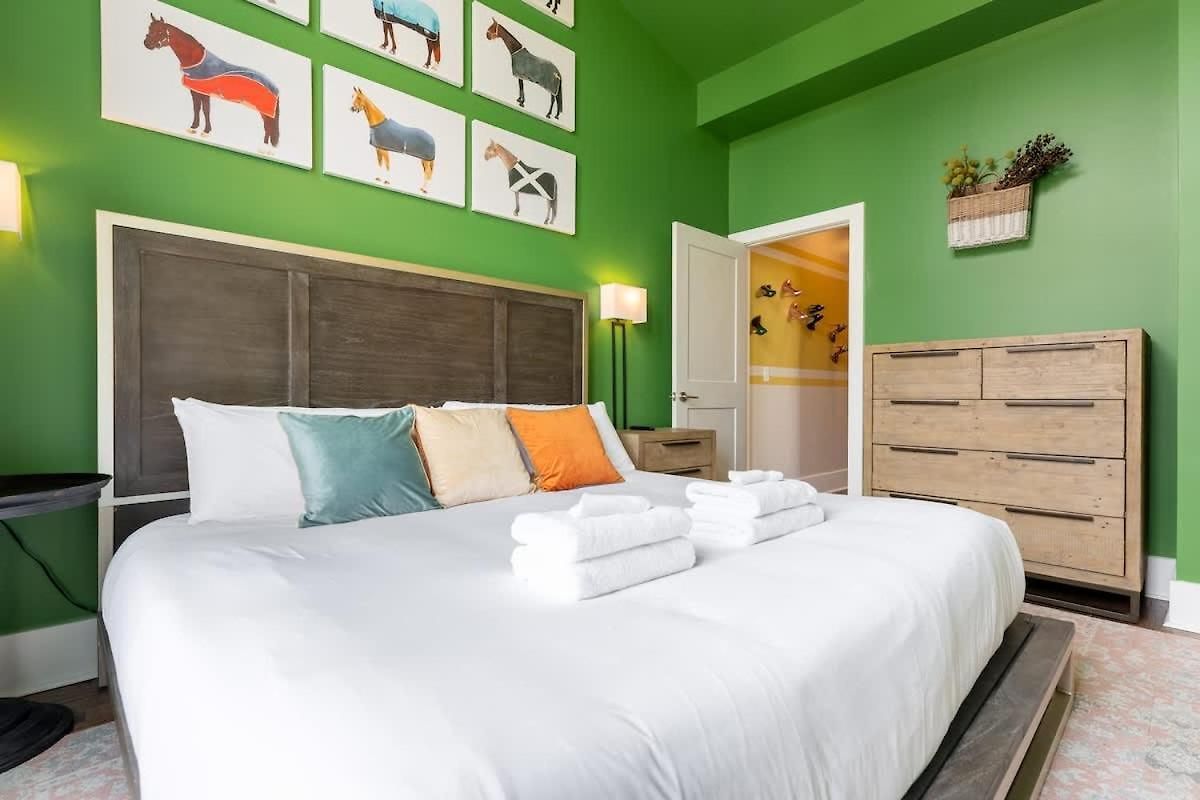 Ladies Lounge By Local Holiday home Nashville
