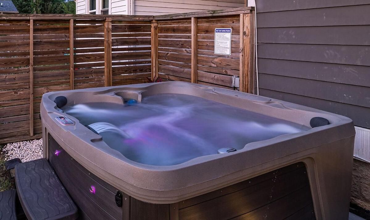 Speakeasy Game Room, Hot Tub, Fire Pit, King Bed - Close To Downtown