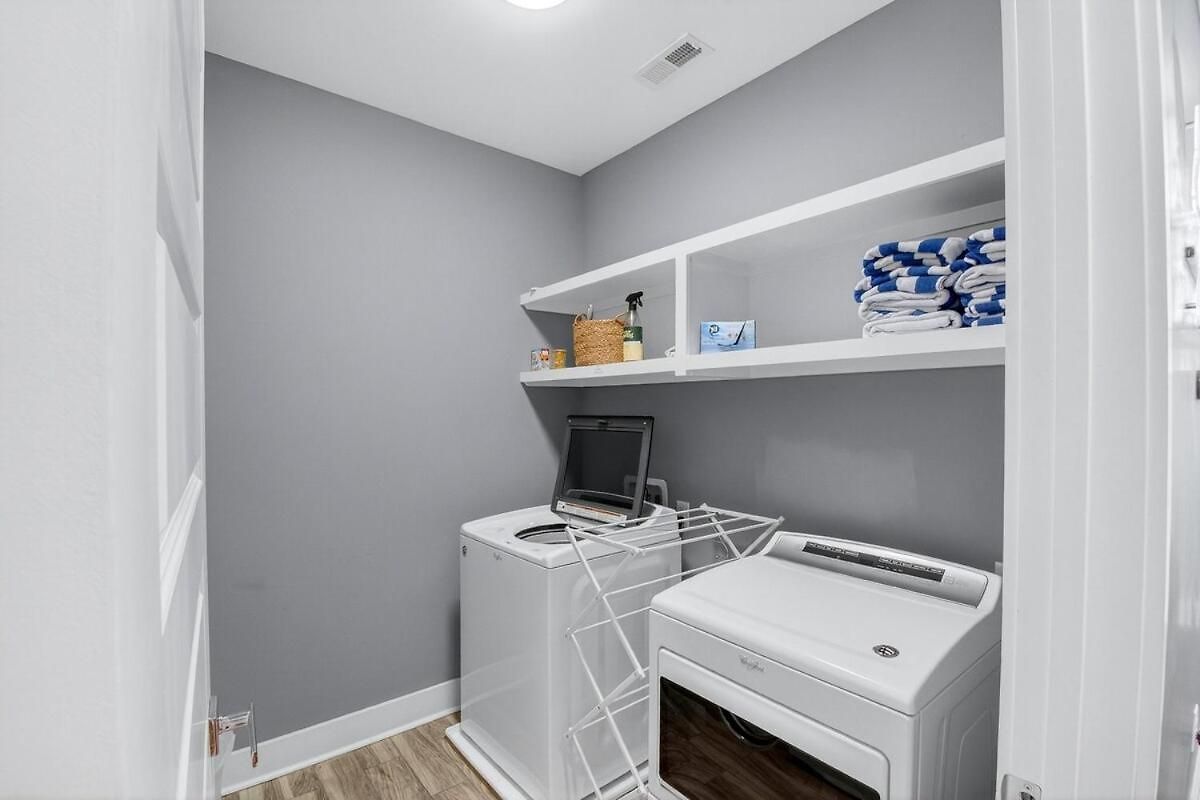 Speakeasy Game Room, Hot Tub, Fire Pit, King Bed - Close To Downtown Holiday home