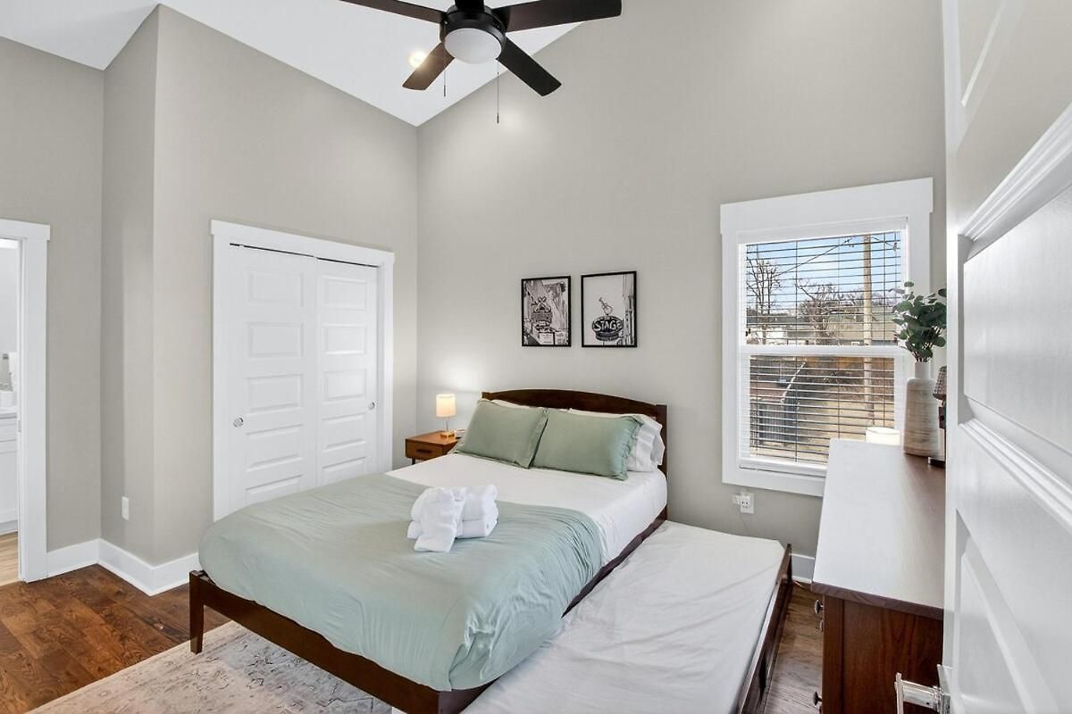 Speakeasy Game Room, Hot Tub, Fire Pit, King Bed - Close To Downtown Holiday home