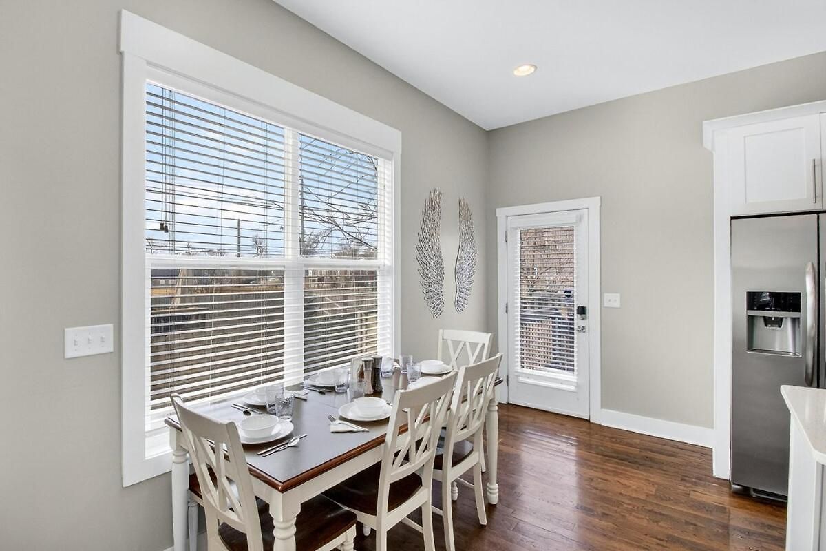 Speakeasy Game Room, Hot Tub, Fire Pit, King Bed - Close To Downtown Holiday home