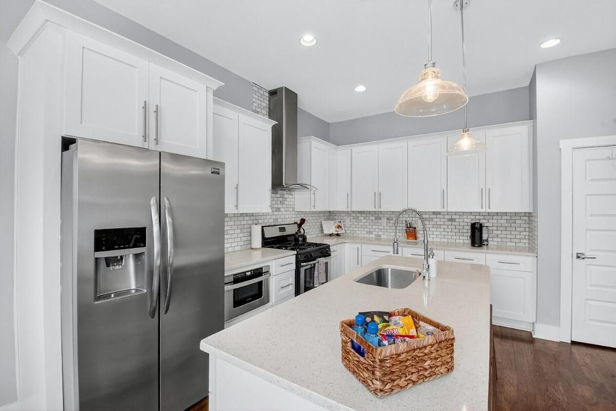 Speakeasy Game Room, Hot Tub, Fire Pit, King Bed - Close To Downtown Holiday home