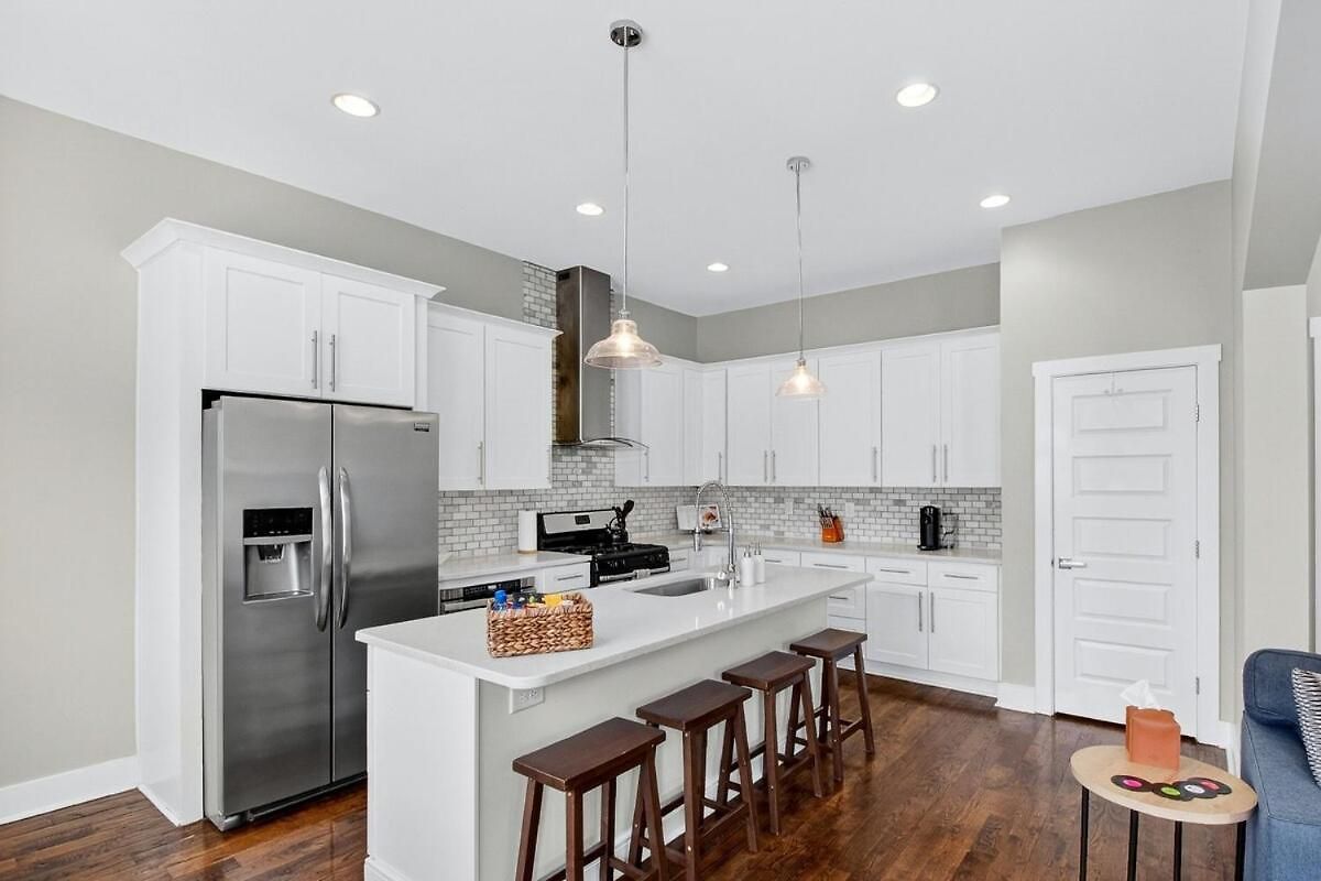 Holiday home Speakeasy Game Room, Hot Tub, Fire Pit, King Bed - Close To Downtown *