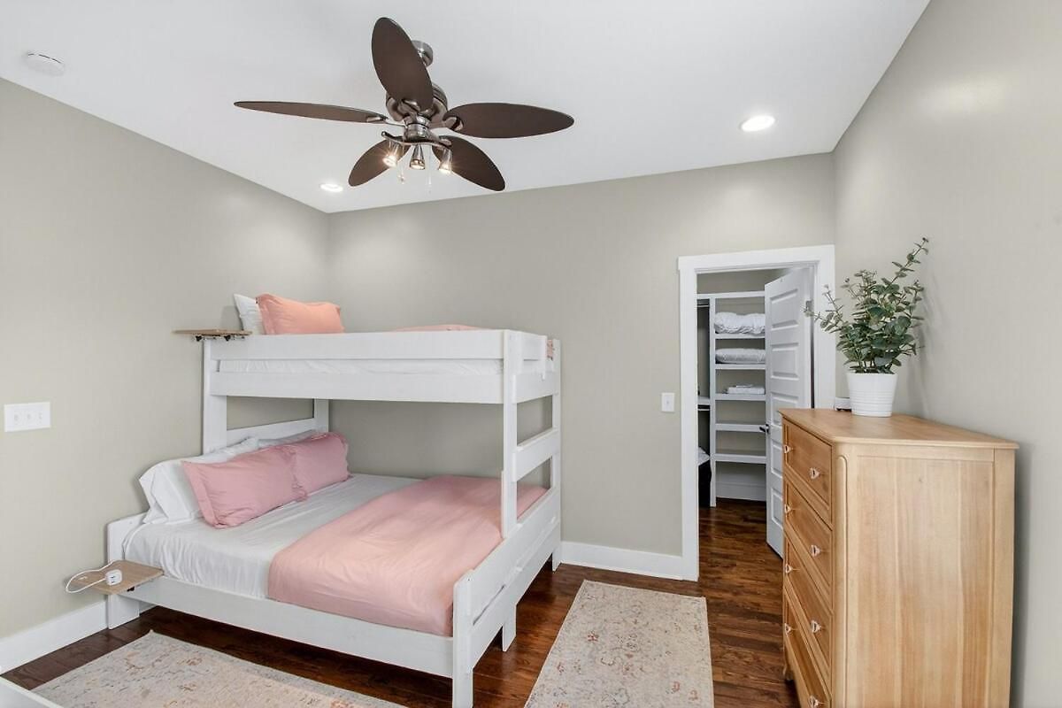 Holiday home Speakeasy Game Room, Hot Tub, Fire Pit, King Bed - Close To Downtown Nashville