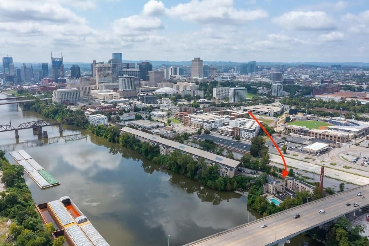 Walk To Broadway Riverfront With Pool Apartment