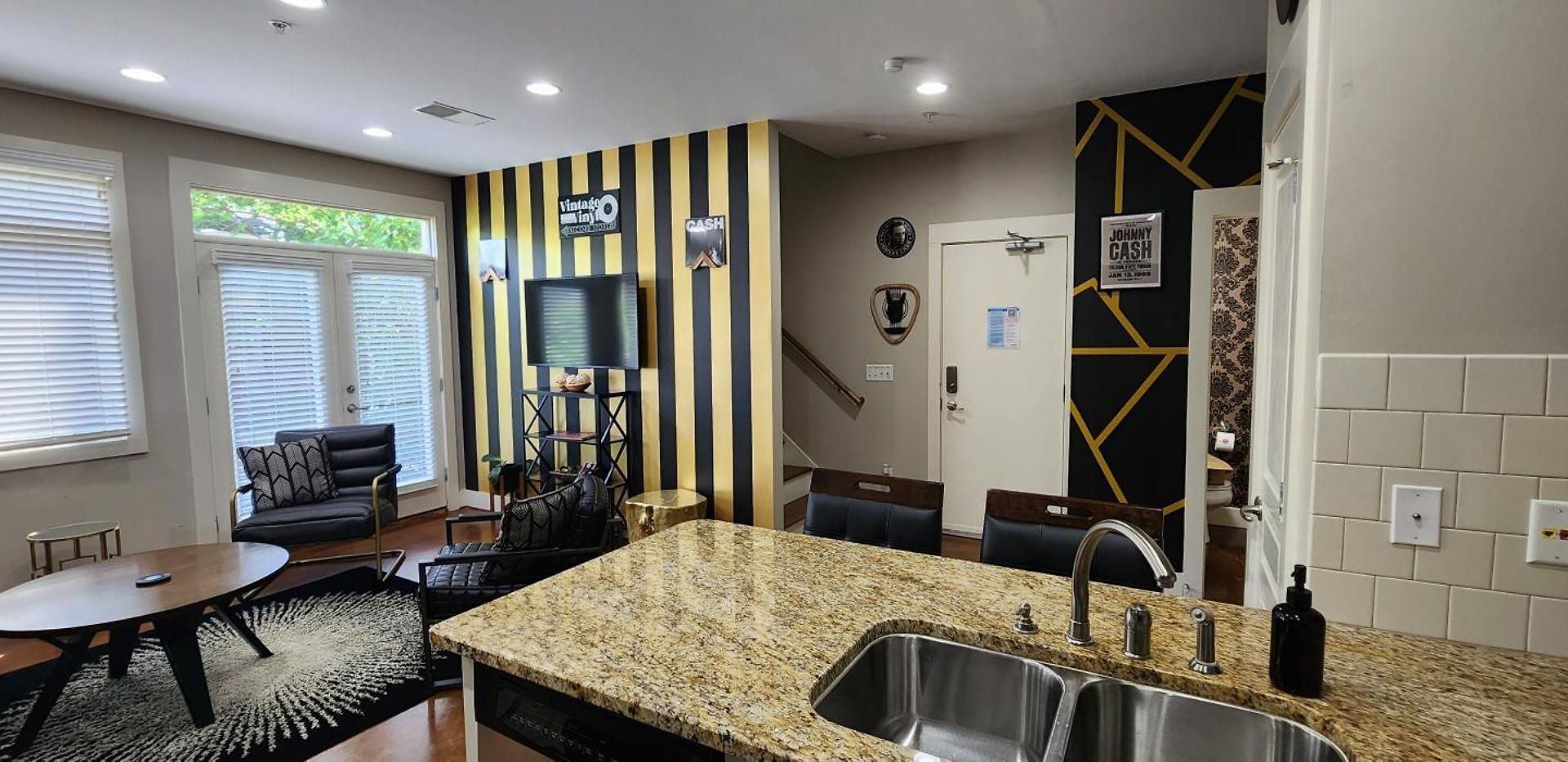 The Johnny Cash - Music Row District - Free Garage Parking - King Bed *