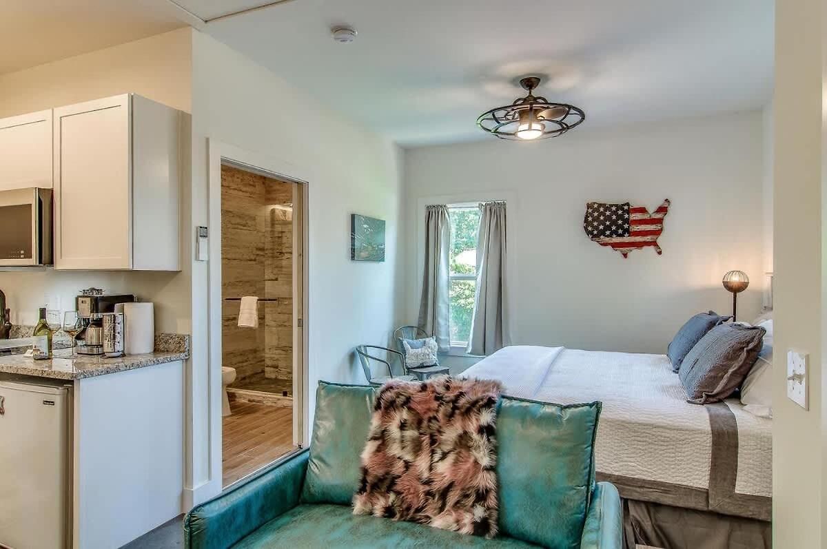 Apartment Rustic Walkable To Music Row! By Local Nashville