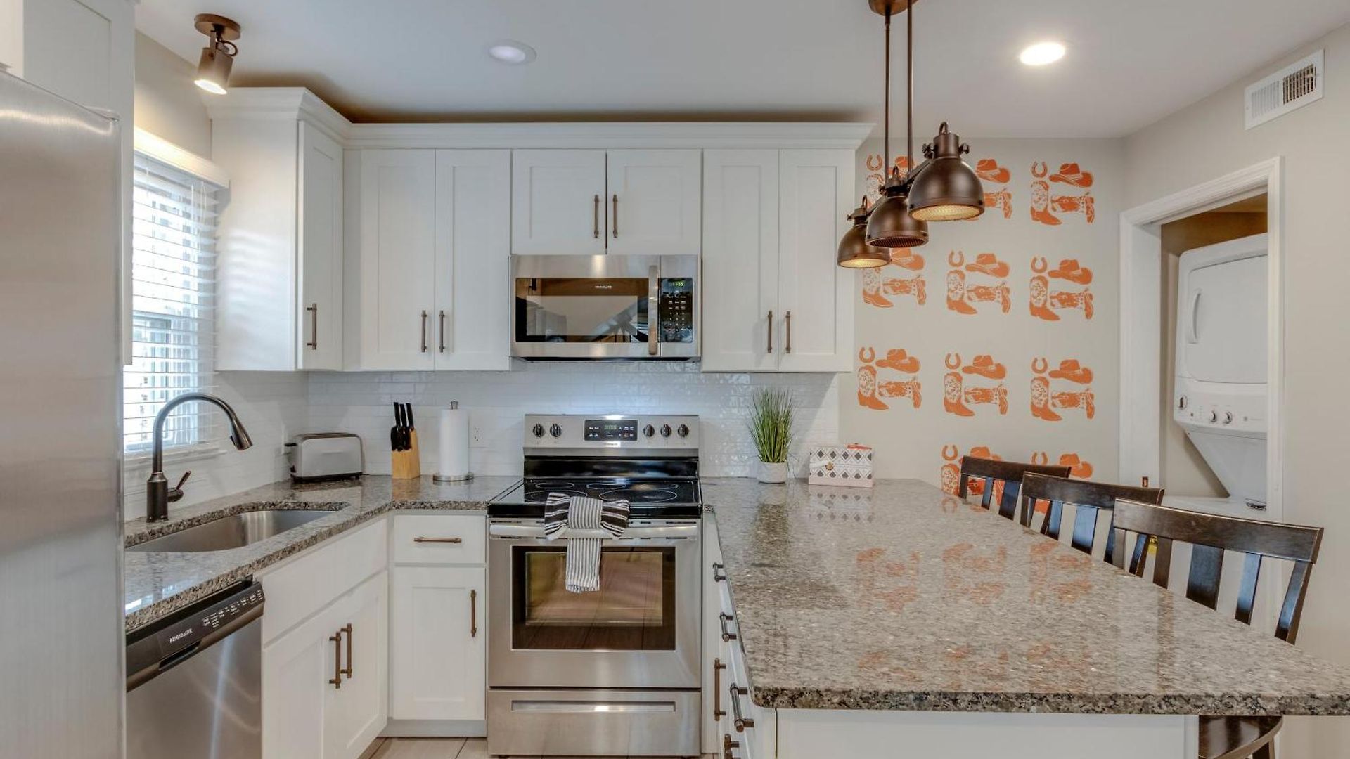 Apartment Walk About Hillsboro Village, 9 Mins To Downtown! *