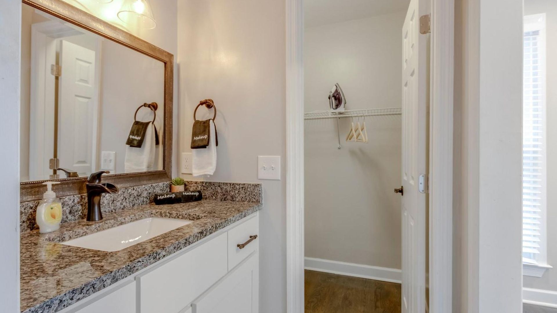 Walk About Hillsboro Village, 9 Mins To Downtown! Apartment *
