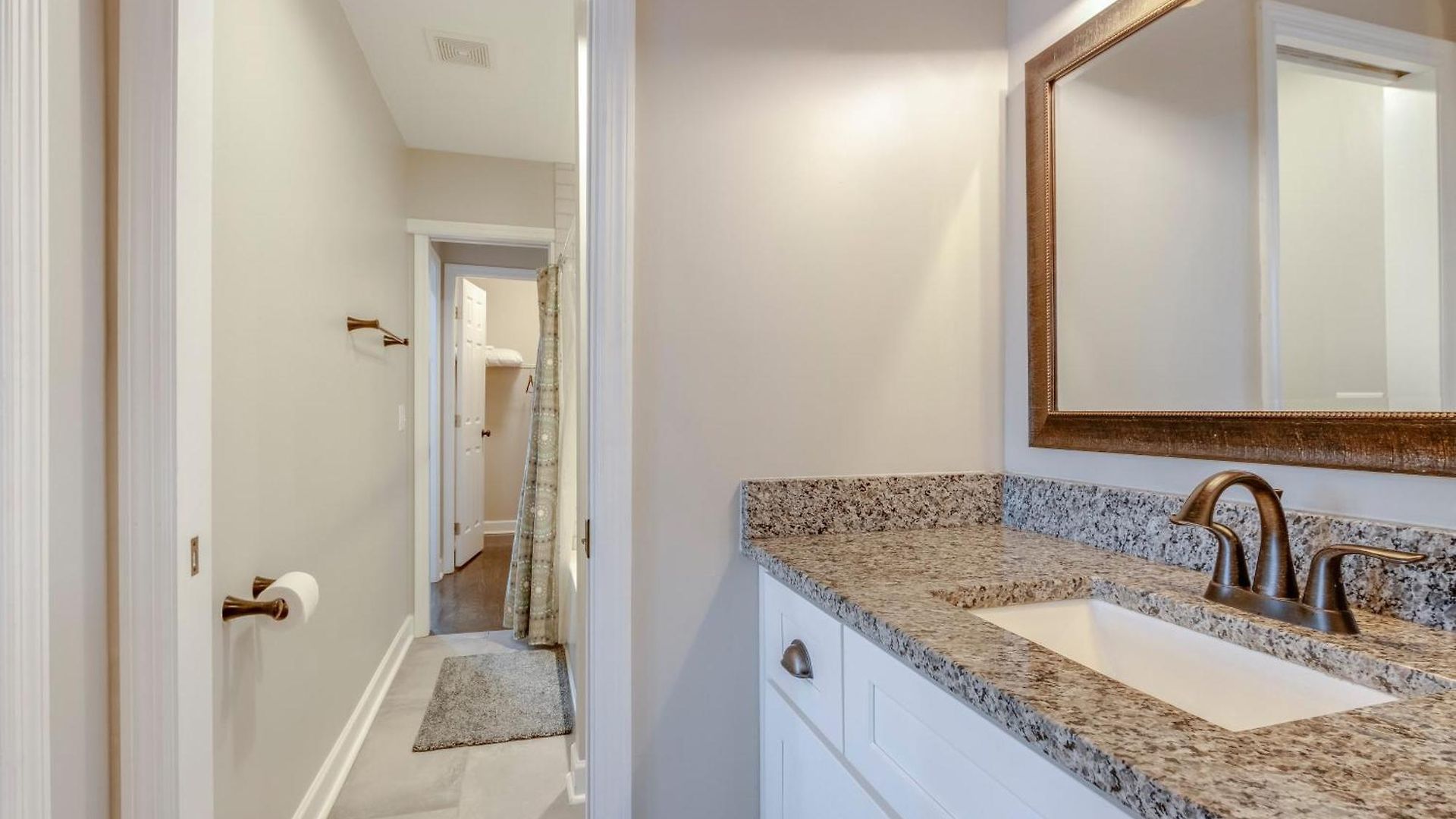 Apartment Steps From Hillsboro Village, Downtown 9 Mins Away Nashville