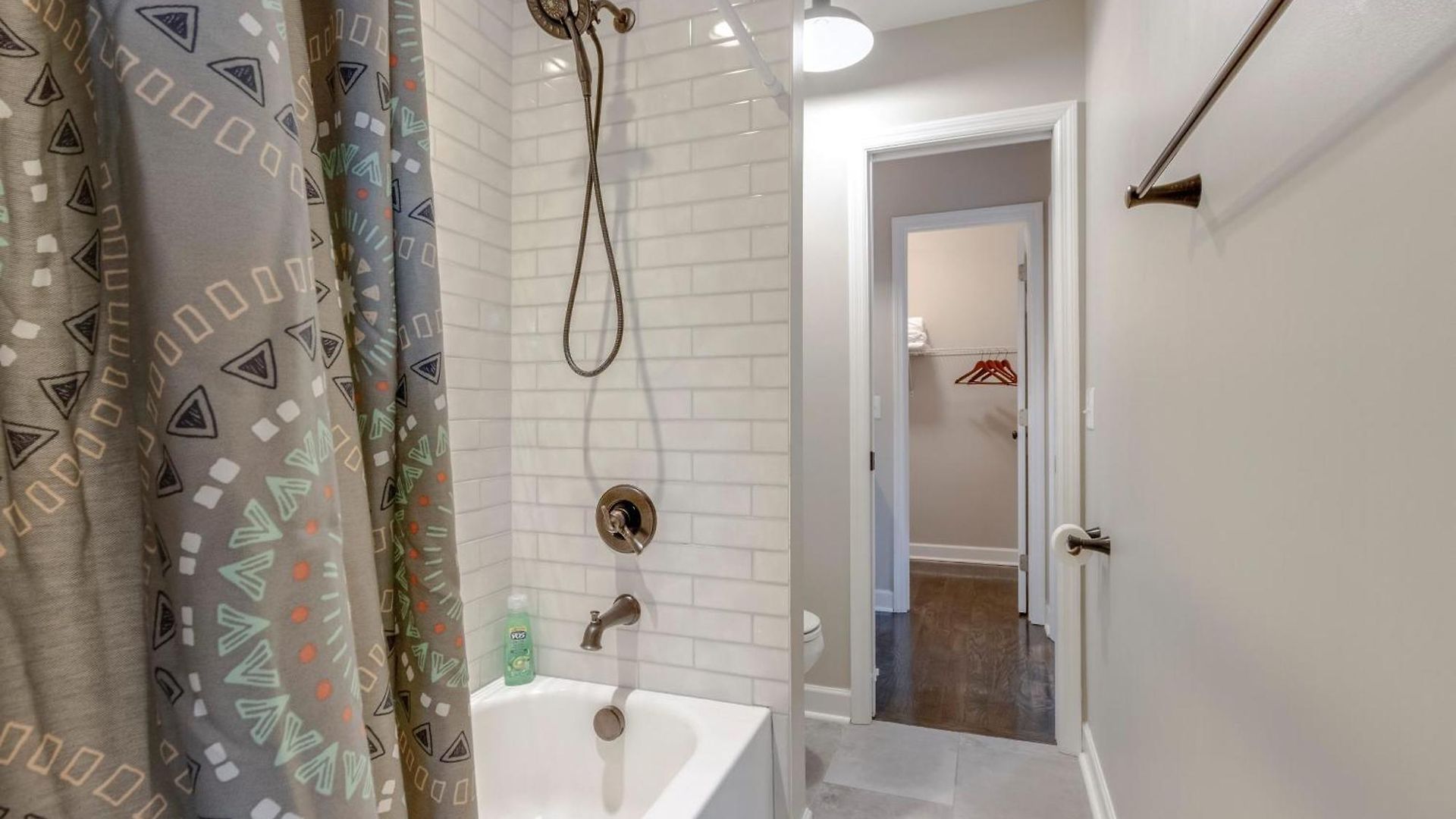 Apartment Steps From Hillsboro Village, Downtown 9 Mins Away Nashville