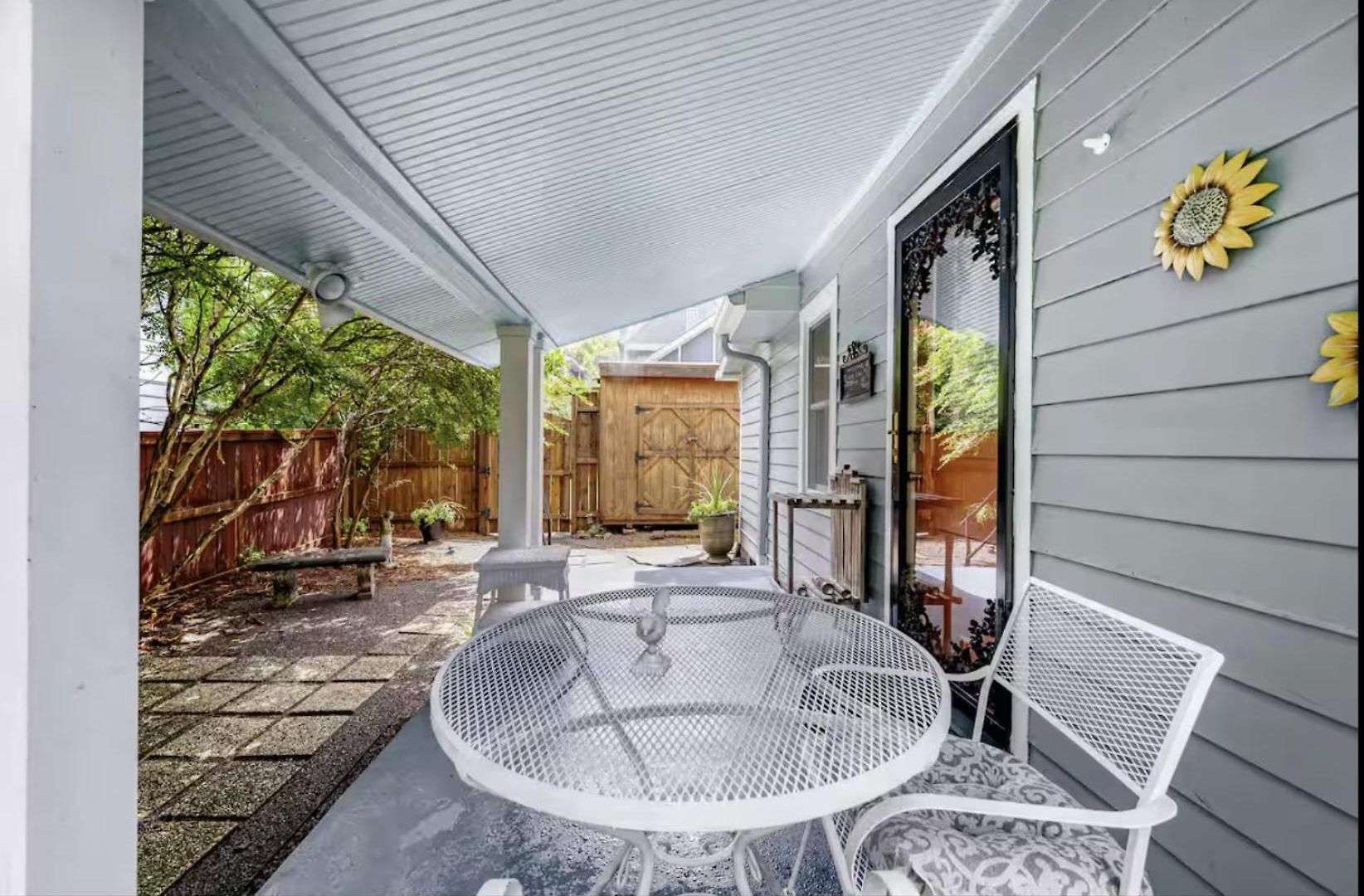 Peaceful Private Cottage, Walk To Park & 5 Mins To Downtown