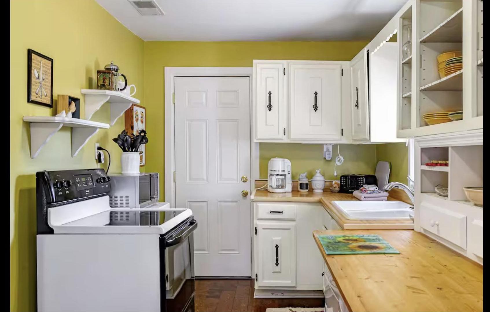 Peaceful Private Cottage, Walk To Park & 5 Mins To Downtown 4*