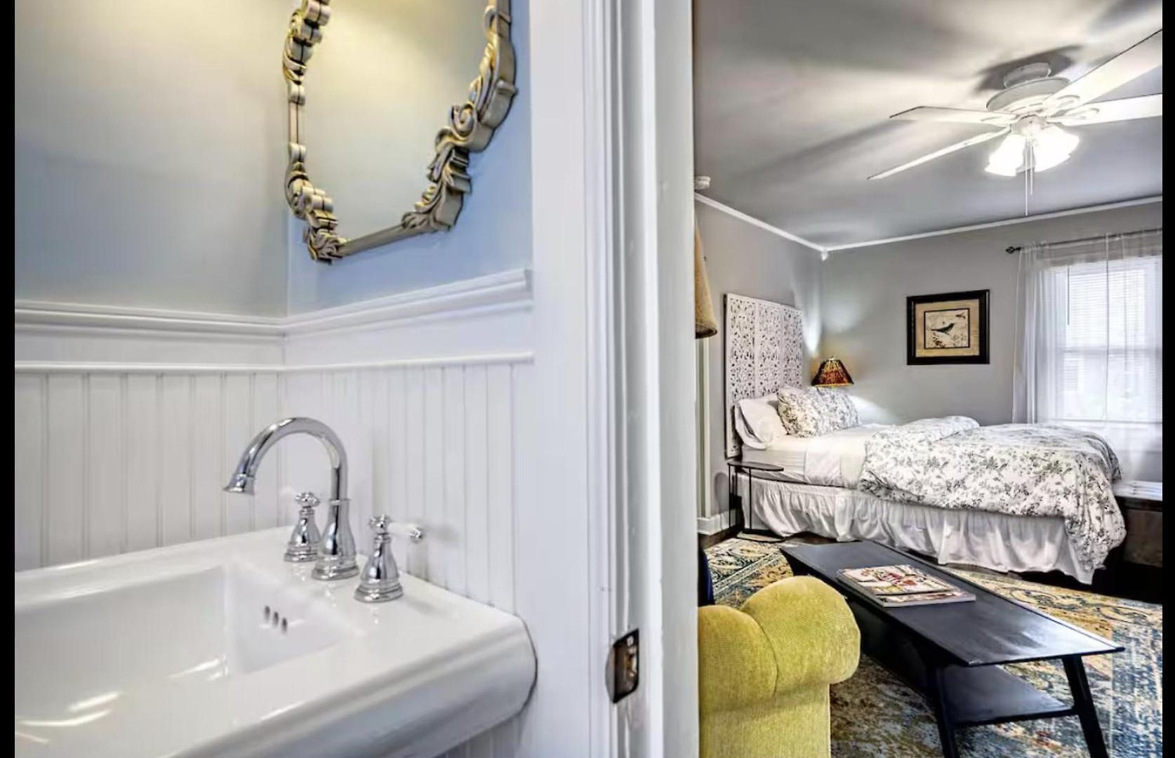 Guest house Peaceful Private Cottage, Walk To Park & 5 Mins To Downtown 4*