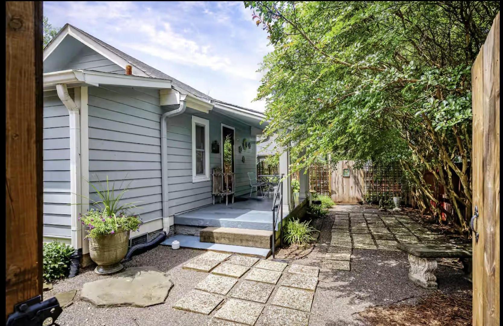 Peaceful Private Cottage, Walk To Park & 5 Mins To Downtown 4*