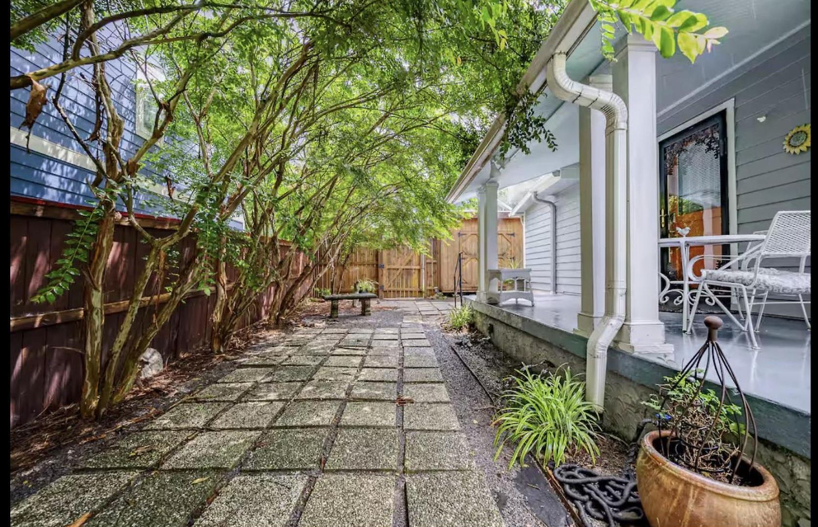 Peaceful Private Cottage, Walk To Park & 5 Mins To Downtown