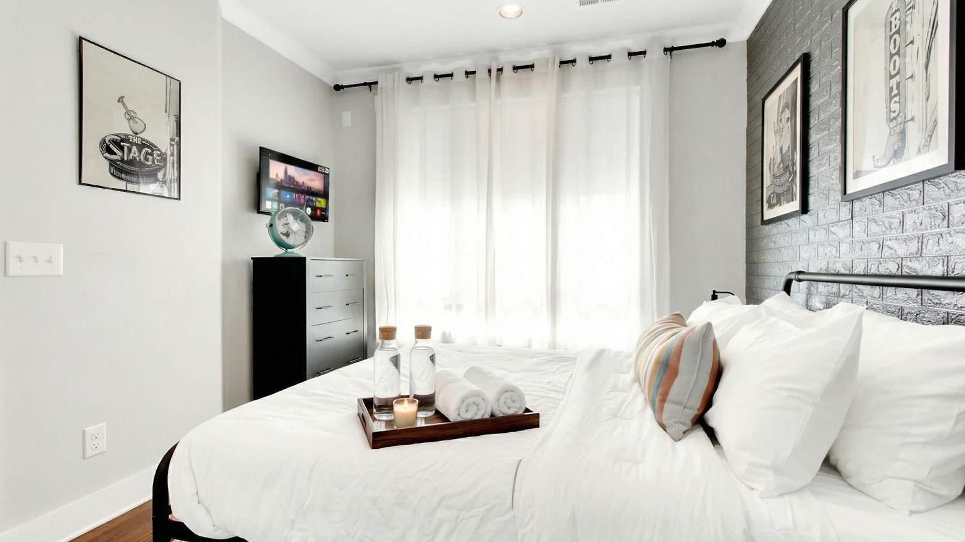 Lux Retreat 12 Beds Games Bar