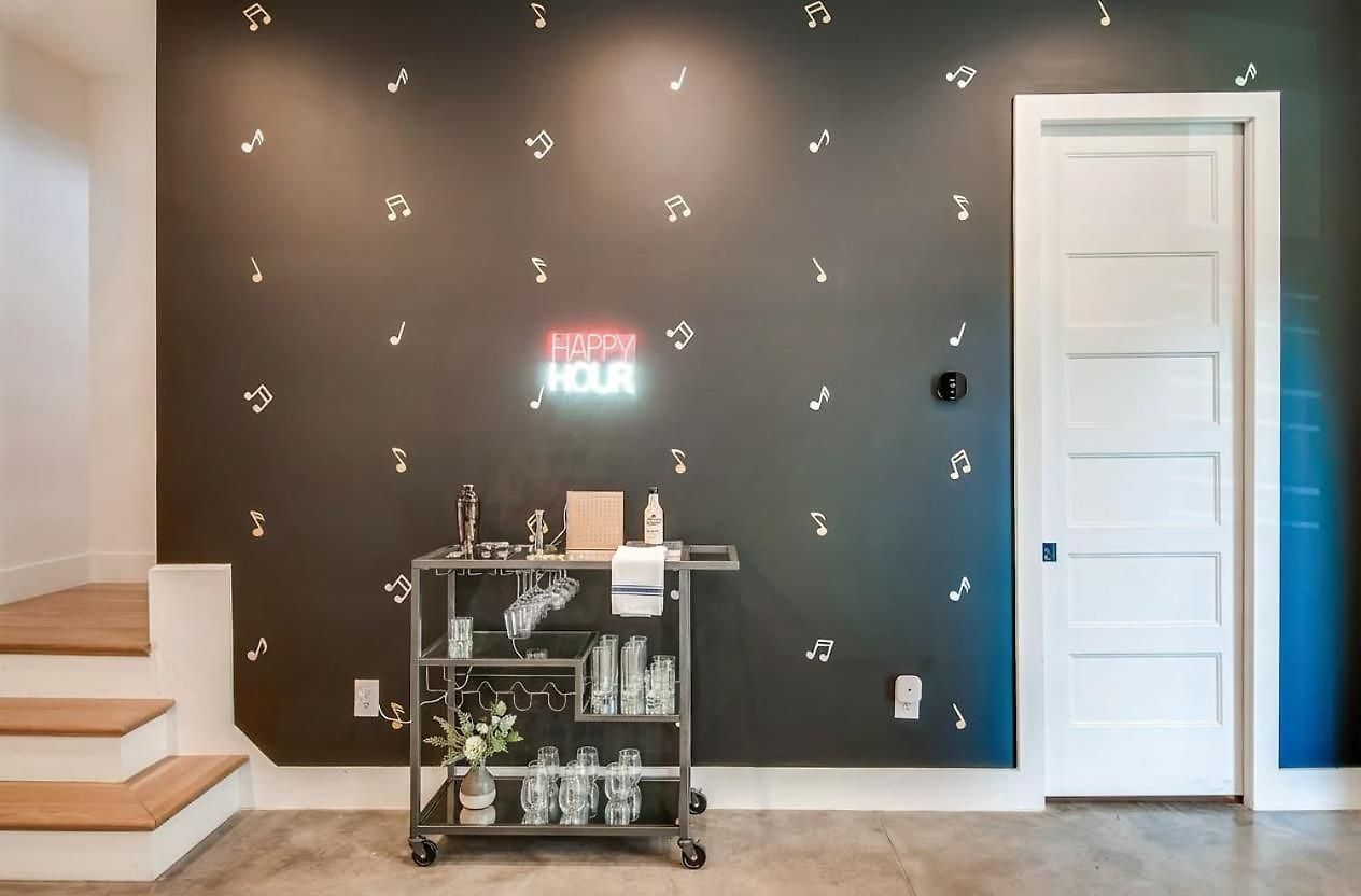 Close To The Gulch - Book Today