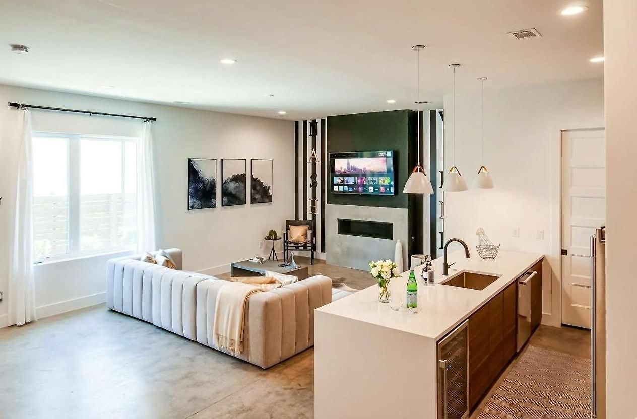 Close To The Gulch - Book Today * Nashville