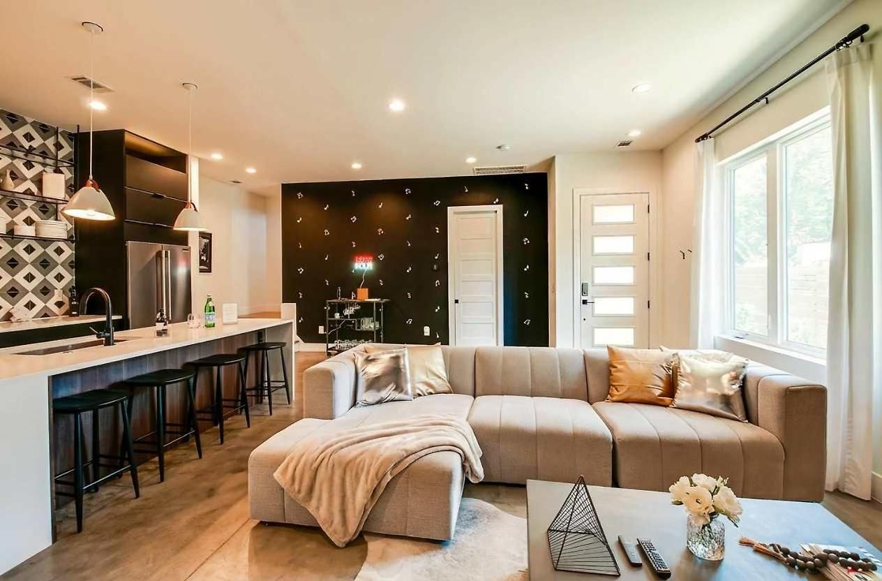 Close To The Gulch - Book Today
