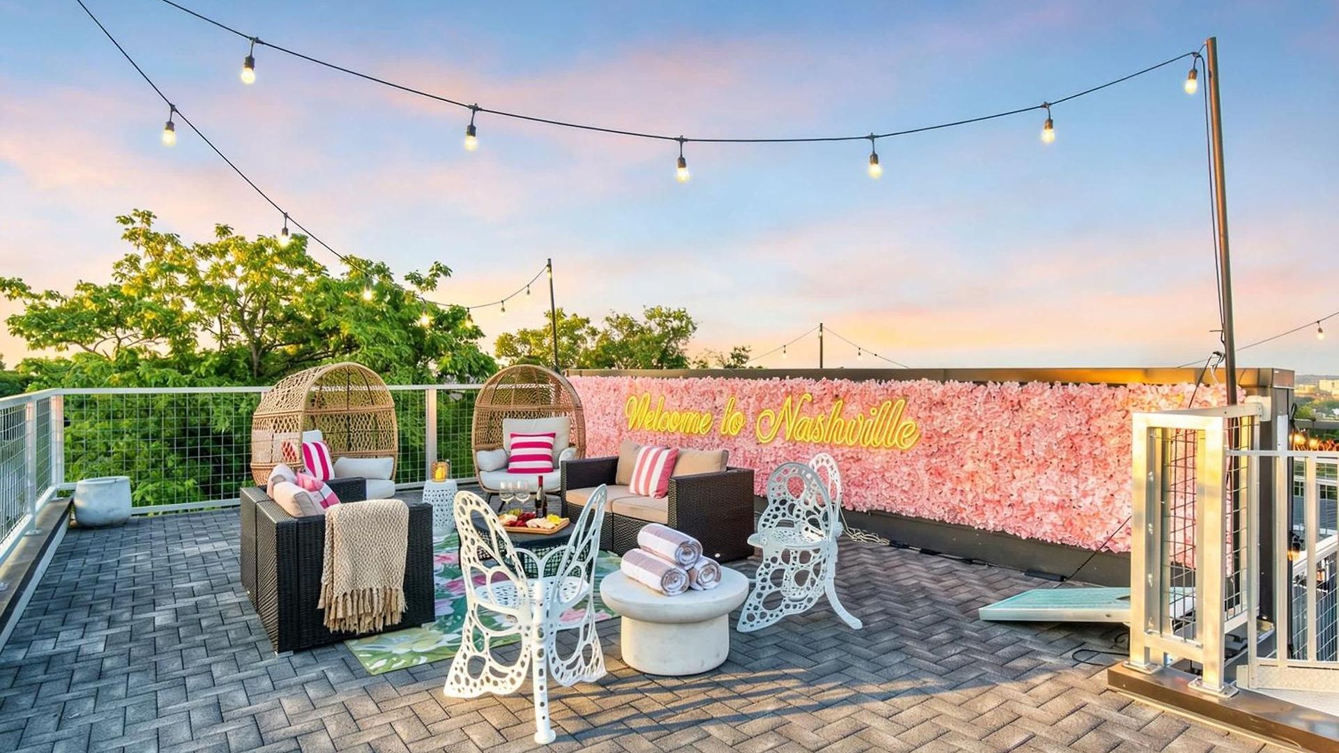Luxury Retreat: Rooftop Hot Tub Double Deck & Game Holiday home *