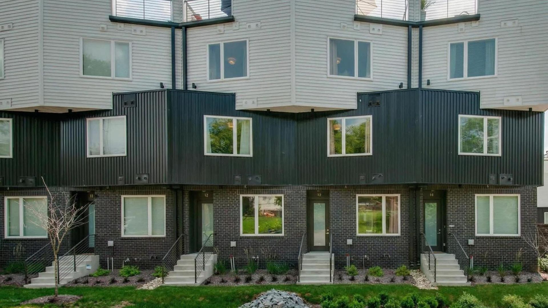 King & Queen 2 Homes - 24 Beds Views